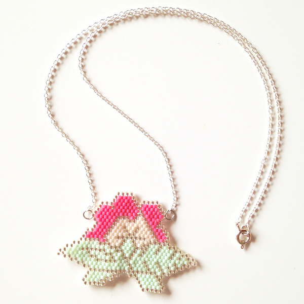 Flower necklace in brick stitch