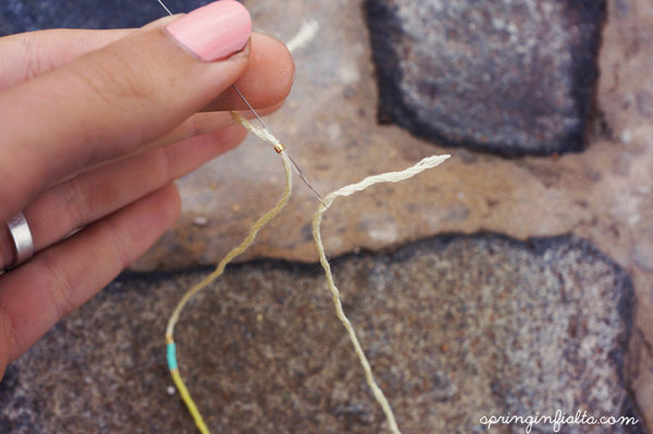 Bracelet embroidery thread and Miyuki Delicas : Step 3