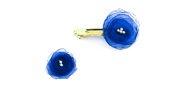 Collez la fleur sur la barrette et laissez sécher en commençant à créer une autre fleur.