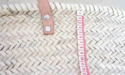 Sac en paille customise sequins miroirs pompons etape 1