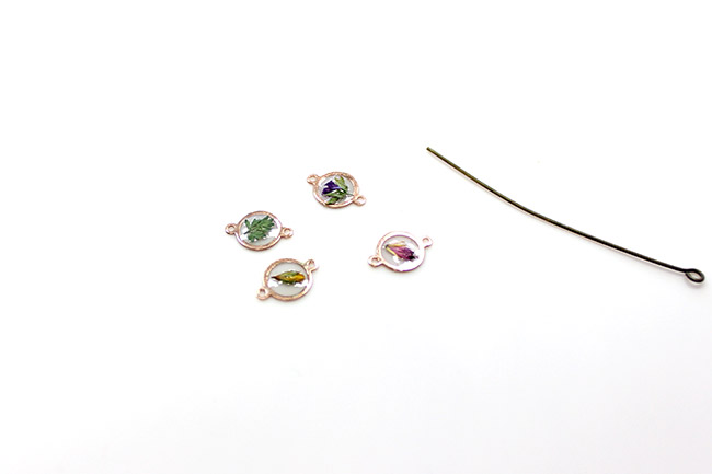 UV LED resin ring with dried flower inclusion : Step 1
