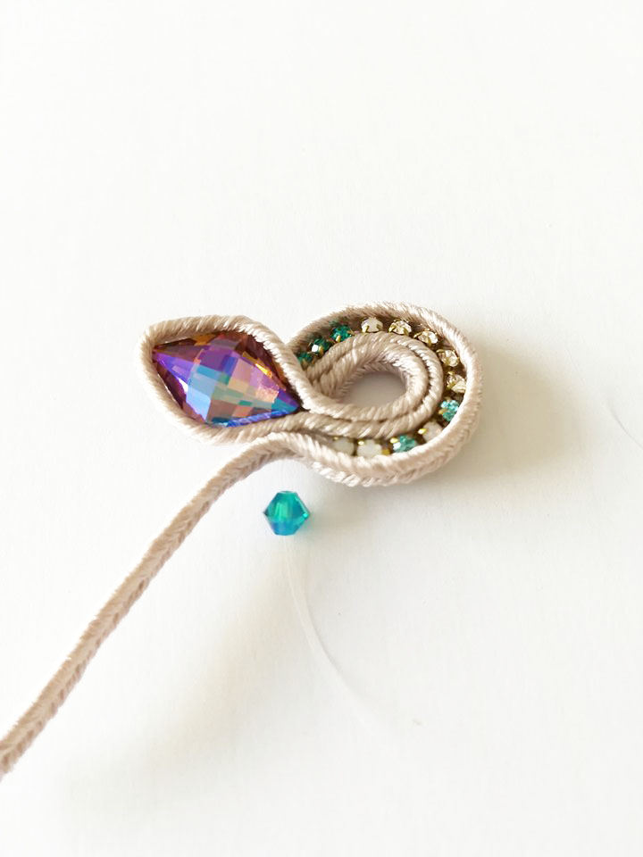 Bright Wings earrings in moonlight soutache and PureCrystal crystals : Step 6