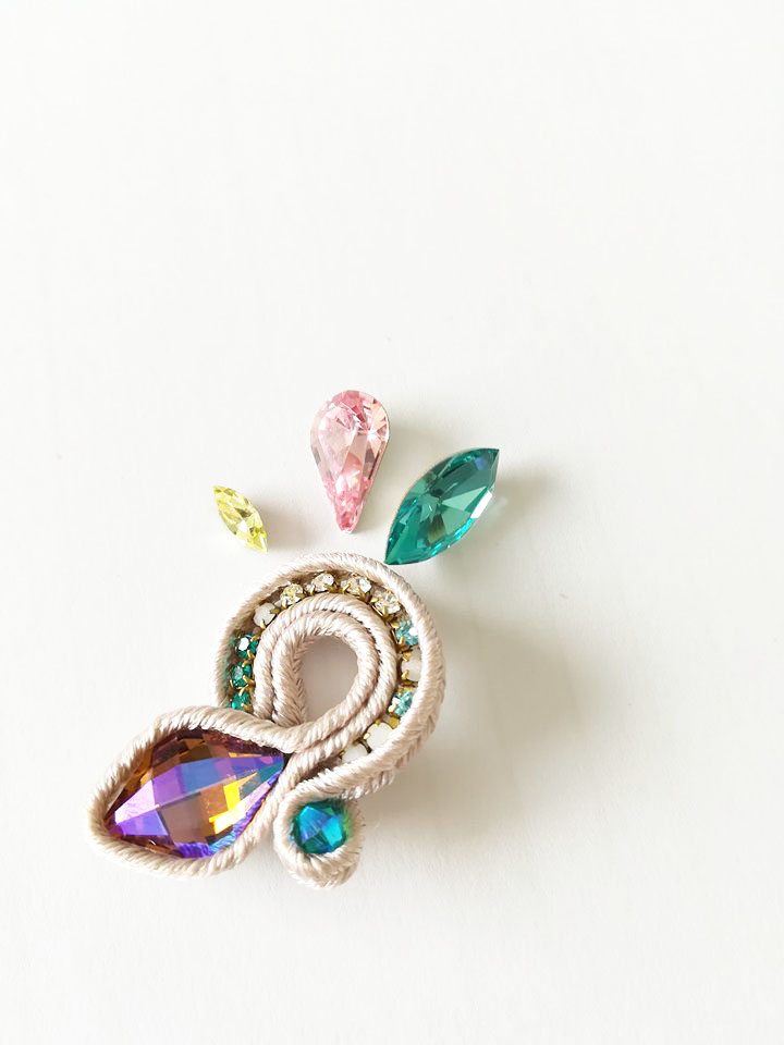 Bright Wings earrings in moonlight soutache and PureCrystal crystals : Step 8