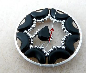 Boucles d'oreilles Sakura avec perles Amos® par Puca® étape 16