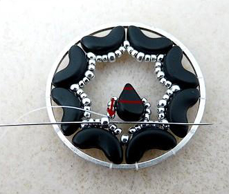 Boucles d'oreilles Sakura avec perles Amos® par Puca® étape 17