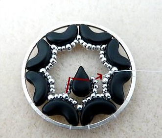 Boucles d'oreilles Sakura avec perles Amos® par Puca® étape 18