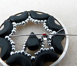 Boucles d'oreilles Sakura avec perles Amos® par Puca® étape 20