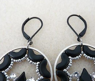 Boucles d'oreilles Sakura avec perles Amos® par Puca® étape 27