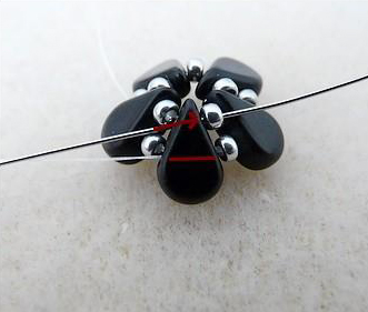 Boucles d'oreilles Sakura avec perles Amos® par Puca® étape 5