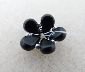 Boucles d'oreilles Sakura avec perles Amos® par Puca® étape 6