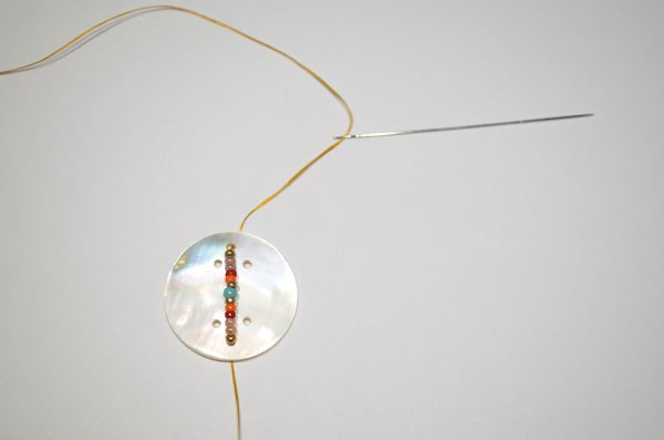 Boucles d'oreilles ethniques chics pompons nacre et miyuki