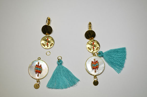 Boucles d'oreilles ethniques chics pompons nacre et miyuki