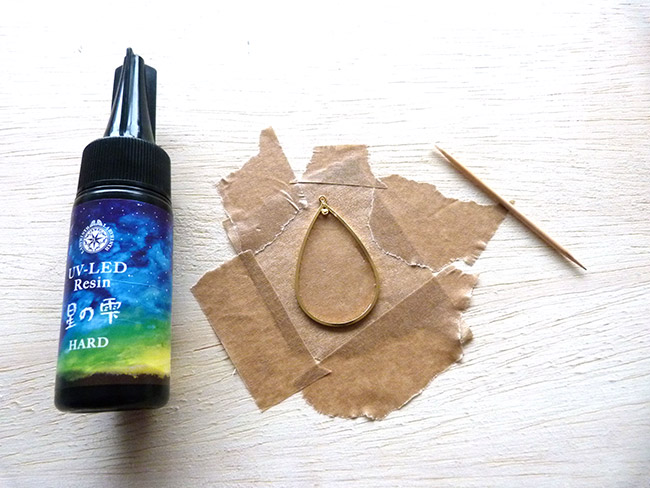 UV LED resin earrings with plant inclusions : Step 3