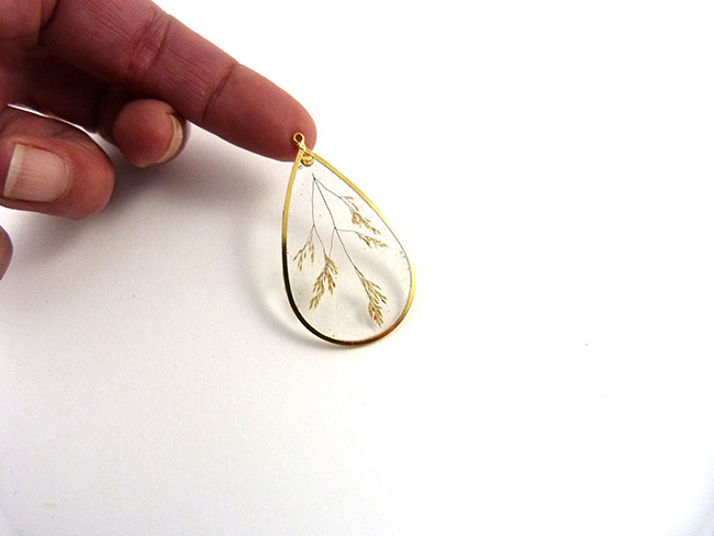 UV LED resin earrings with plant inclusions : Step 5