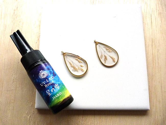 UV LED resin earrings with plant inclusions : Step 6