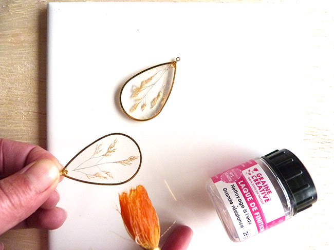 UV LED resin earrings with plant inclusions : Step 7
