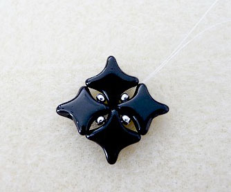 Boucles d'oreilles DIY facile avec des perles Star Beads et Arcos® par Puca®