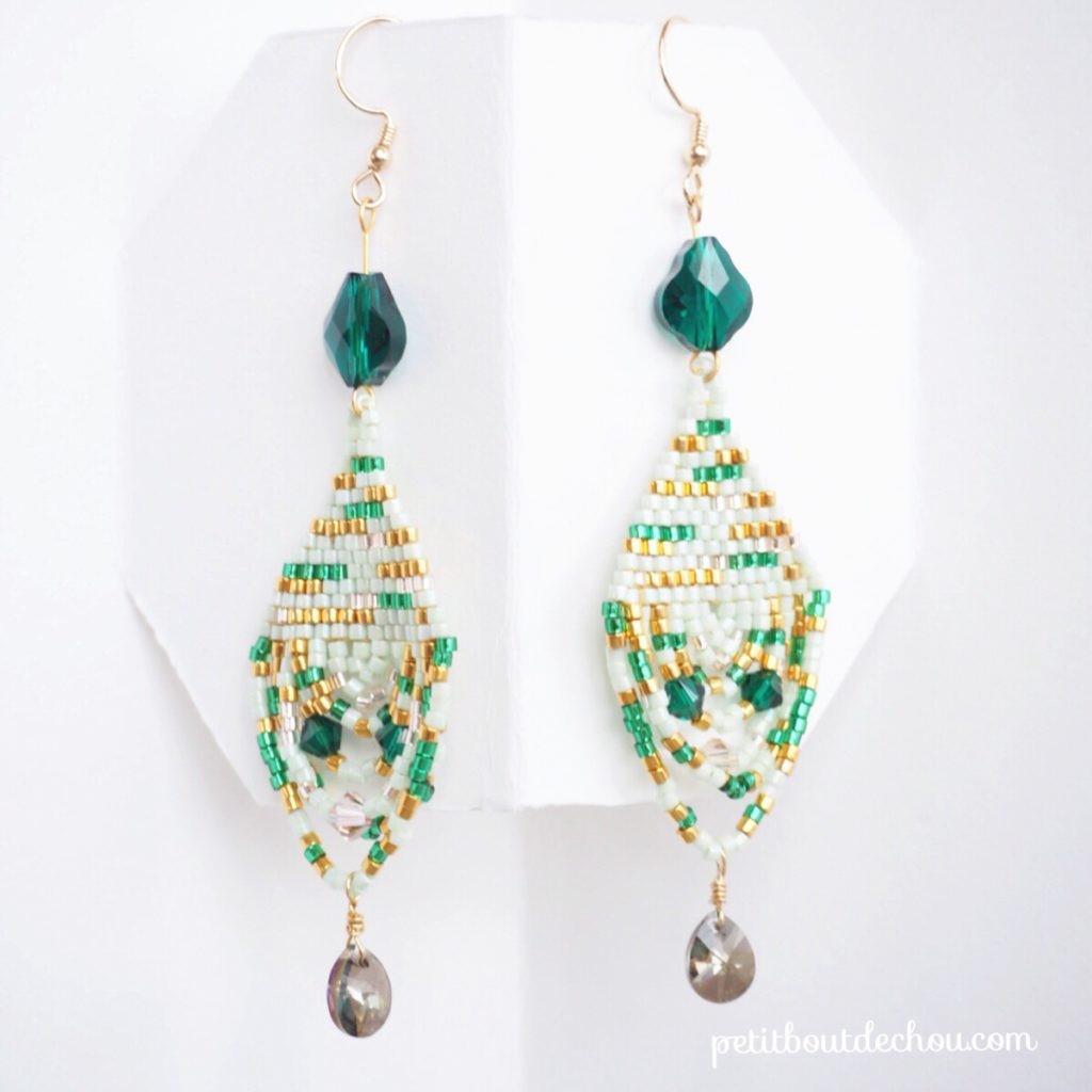 Boucles d'oreilles en tissage brick stitch avec des perles Delicas Miyuki et PureCrystal mint et emeraude style baroque bohème