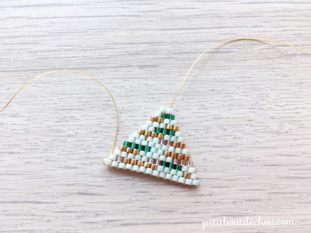 Boucles d'oreilles en tissage brick stitch avec des perles Delicas Miyuki et PureCrystal mint et emeraude style baroque bohème