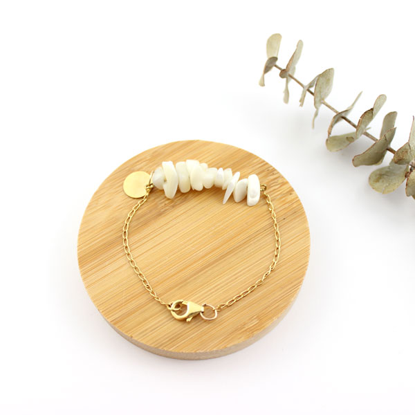 Mother-of-pearl and gold sequin bracelet Mother-of-pearl and gold sequin bracelet