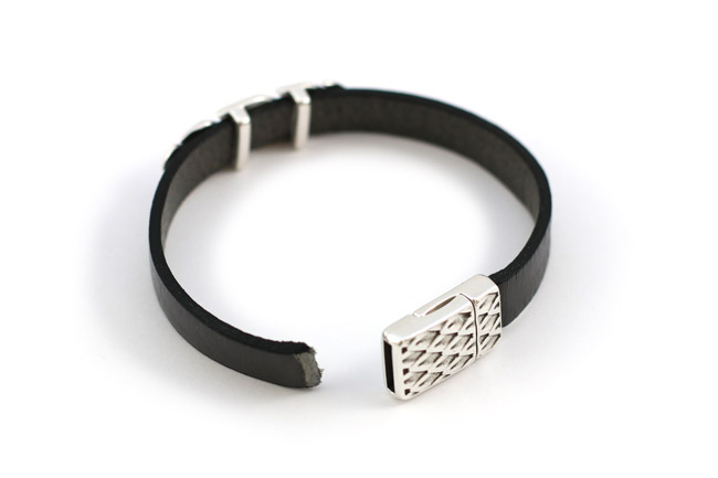 Bracelet en cuir unisex plume argentée fermoir aimanté 1