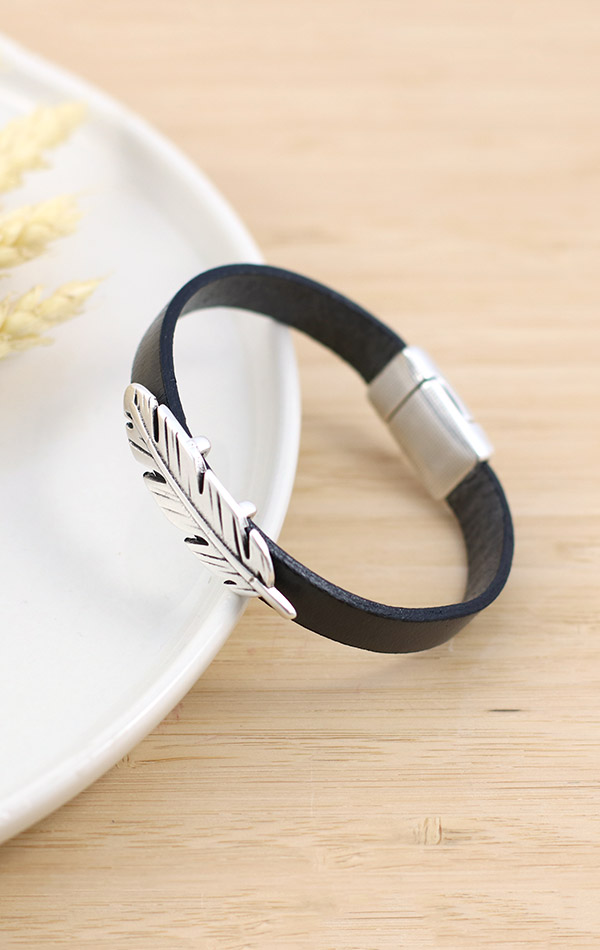 Schema  Unisex Leather Bracelet Silver Feather Magnetic Clasp