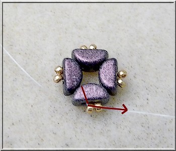 Jewelry Tutorial Free Pattern Maiya Bracelet in Kos Glass Beads by Puca Tutoriel bijou schéma gratuit bracelet Maiya en perles en verre Kos par Puca