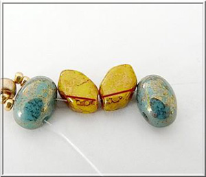 Faustine bracelet with glass pearls by Puca®. : Step 2