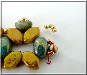 Faustine bracelet with glass pearls by Puca®. : Step 11