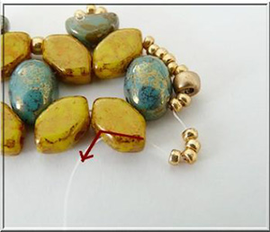 Faustine bracelet with glass pearls by Puca®. : Step 12