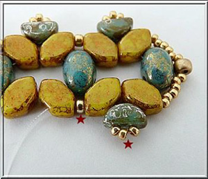 Faustine bracelet with glass pearls by Puca®. : Step 13