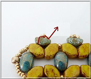 Faustine bracelet with glass pearls by Puca®. : Step 14