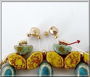 Faustine bracelet with glass pearls by Puca®. : Step 15