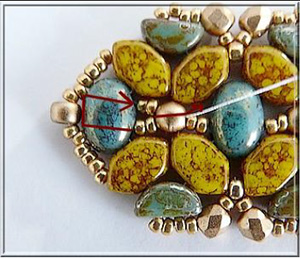 Faustine bracelet with glass pearls by Puca®. : Step 19