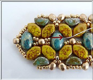 Faustine bracelet with glass pearls by Puca®. : Step 20