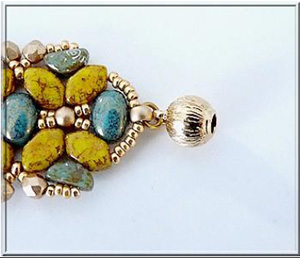 Faustine bracelet with glass pearls by Puca®. : Step 22