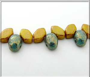 Faustine bracelet with glass pearls by Puca®. : Step 3