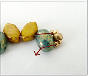 Faustine bracelet with glass pearls by Puca®. : Step 4