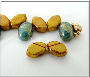 Faustine bracelet with glass pearls by Puca®. : Step 5