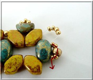 Faustine bracelet with glass pearls by Puca®. : Step 7