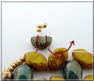 Faustine bracelet with glass pearls by Puca®. : Step 8