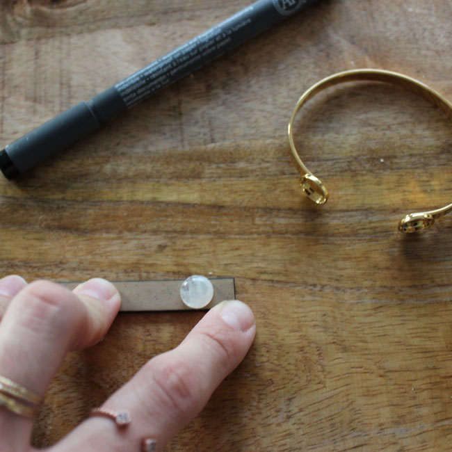 tutorial wrist-glitter-with-ribbon-fashion-glittery