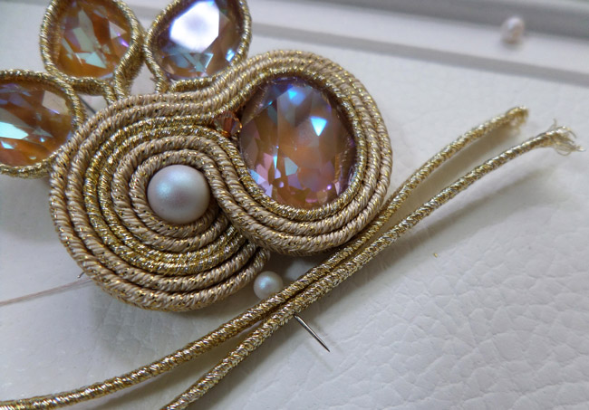 DIY soutache bracelet with PureCrystal pearls : Step 12 DIY soutache bracelet with PureCrystal pearls : Step 12