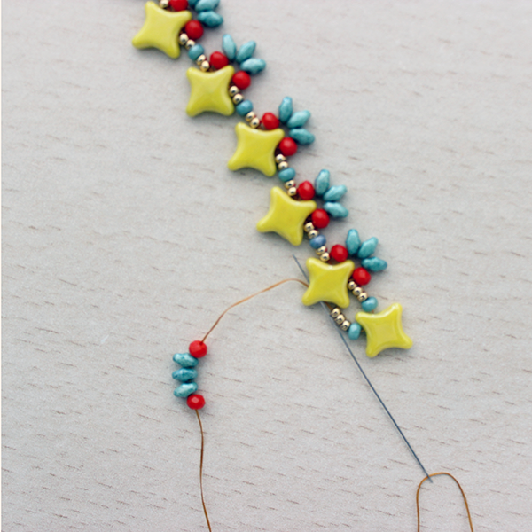 Perles & Co Tutorial weaving glass beads with needle and rock