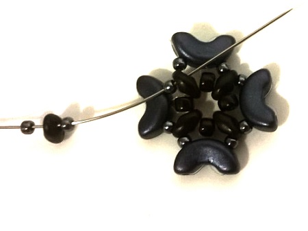 Minos, Arcos and Super Duo pearl cuff bracelet : Step 9