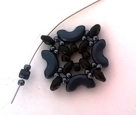 Minos, Arcos and Super Duo pearl cuff bracelet : Step 16