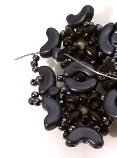 Minos, Arcos and Super Duo pearl cuff bracelet : Step 54