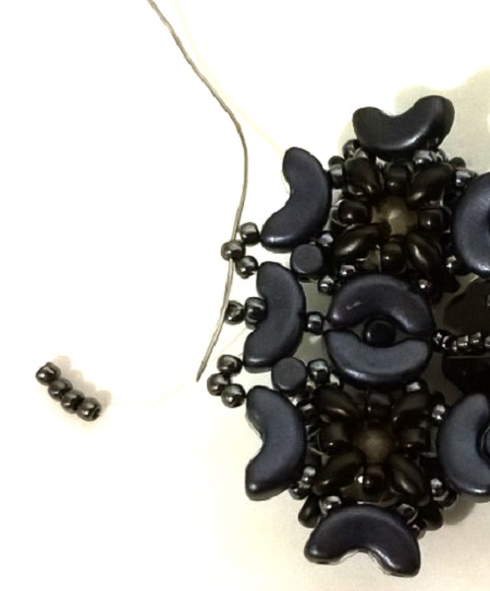 Minos, Arcos and Super Duo pearl cuff bracelet : Step 59