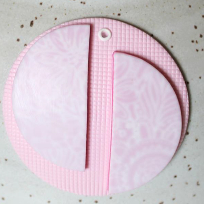 Broche Rose pâte polymère Cernit et plaques de texture Broche Rose pâte polymère Cernit et plaques de texture