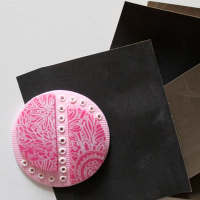 Broche Rose pâte polymère Cernit et plaques de texture Broche Rose pâte polymère Cernit et plaques de texture